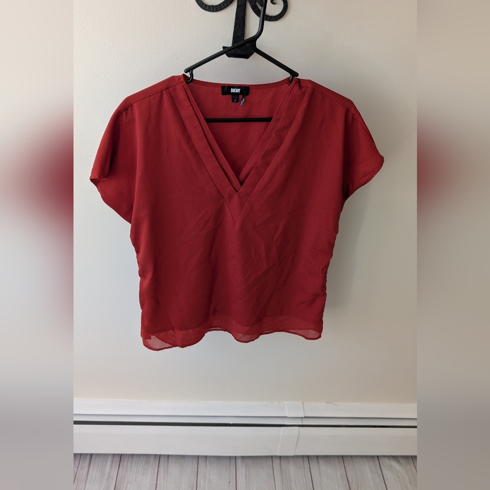 DKNY burnt orange short v neck sleeve top. Size small